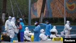 北京一居民区被封控后大白进入小区。(2022年10月20日)