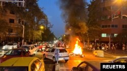 资料照片:在伊朗德黑兰,一辆警察摩托车在因玛莎·阿米尼之死而爆发的的抗议中起火燃烧。(2022年9月19日)