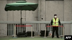 一名保安在北京海淀区四通桥旁的路口站岗。(2022年10月14日)