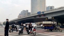 VOA连线:北京高架桥挂出反习横幅 小民 : 这是对习近平准备连任的反感与否定 VOA连线:北京高架桥挂出反习横幅 小民 : 这是对习近平准备连任的反感与否定