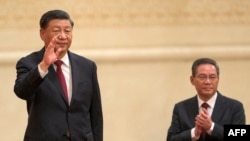 2022年10月23日,在中共二十届一中全会后,中共领导人习近平带领中共新一届政治局常委与中外媒体见面。李强排在习近平后面的第二位。