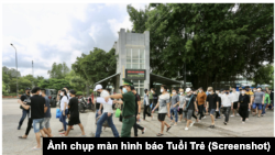 Bộ đội biên phòng cửa khẩu Mộc Bài đang hướng dẫn người về từ Campuchia làm thủ tục trình báo