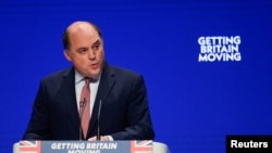 资料照:英国国防大臣本·华莱士