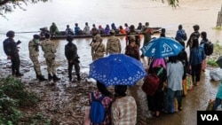 ထိုင်းအာဏာပိုင်များက ကရင်ကျောင်းသားများကို မြန်မာနိုင်ငံသို့ အတင်းအဓမ္မပြန်ပို့နေ။ ဓါတ်ပုံမှတ်တမ်း Karen HRs Group