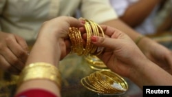 မှတ်တမ်းဓါတ်ပုံ- ဧပြီလ ၂၃ ရက်နေ့က ရွှေဆိုင်မှ ရွှေလက်ကောက် လာဝယ်သူတဦး