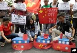 菲律宾学生在马尼拉点燃纸糊的中国船,抗议中国在南中国海的作为(2016年3月3日)