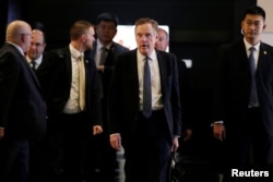 2018年5月3日,美国贸易代表团成员、美国贸易代表莱特希泽(右二)离开北京的一家酒店。