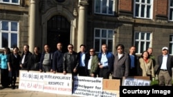 中国海外民运领袖魏京生(中间着皮衣者)等在哥本哈根丹麦国家警察部(即国际刑警组织在丹麦相应组织)前抗议。(魏京生基金会提供)