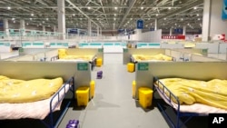 2022年4月12日,在上海国家会展中心,一所收治新冠患者的方舱医院。(新华社发布的照片)