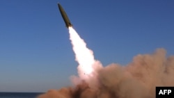 这张未注明日期的图片由朝鲜中央通讯社于2022年4月17日发布,显示了一种新型战术制导武器在朝鲜一个秘密地点的试射。