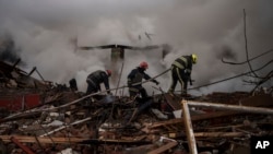 在俄军的攻击摧毁了哈尔科夫烹饪学校的建筑后,消防队员奋力灭火。(2022年4月12日)