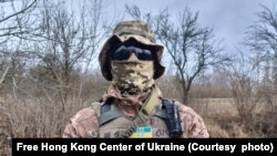 乌克兰军人举牌感谢香港人在反抗俄罗斯入侵的战争中提供支援。 (图片来源:哈里托诺夫 的个人脸书网页)