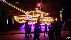 朝鲜民众在平壤金日成广场参观为纪念朝鲜前领导人金日成110周年诞辰举办的灯光展。(2022年4月14日)