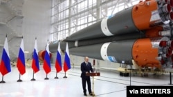 俄罗斯总统普京在视察阿穆尔州东方航天发射场时发表讲话。(2022年4月12日)