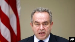 资料照:2012年12月13日,时任美国负责东亚及太平洋事务的助理国务卿坎贝尔在美国驻在马来西亚吉隆坡的大使馆发表讲话。(美联社)