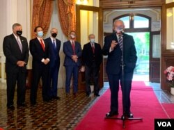 美国会民主党参议员鲍勃∙梅嫩德兹在台北讲话。(美国之音特约记者杨安摄影)