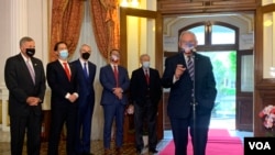 美国会民主党参议员鲍勃∙梅嫩德兹2022年4月在访问台北期间发表讲话。(美国之音杨安拍摄)