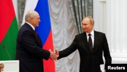 На фото: президенти Білорусі та Росії у Москві