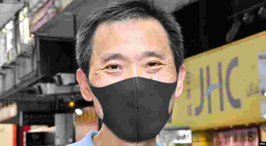 前立法会议员姚松炎戴上黑色口罩参与10月5日"全民蒙面游行",批评特首林郑月娥引用"紧急法"制订"禁蒙面法",做法违反国际人权公约及基本法 (美国之音汤惠芸拍摄)