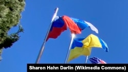 资料照片:土耳其安塔利亚Regnum Carya高尔夫和水疗度假村外飘扬的俄罗斯、乌克兰和美国国旗。(2022年3月10日)