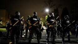 Hình ảnh cảnh sát và người biểu tình ở Brooklyn Center.