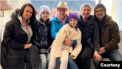 乌克兰女子戴安娜·雷克希尼亚(Diana Rekshnia,中) ,与三月逃离乌克兰的父母、嫂子及其两个女儿,在罗马尼亚布加勒斯特郊外的临时住处。(照片由本人提供,2022年3月)