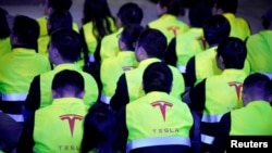 资料照:在上海的特斯拉工厂雇员参加交车仪式。(2020年1月7日)