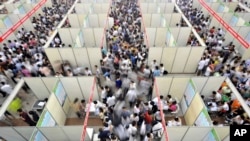 资料照:2010年7月13日在中国海口市举办的就业招聘会。会场挤得水泄不通。