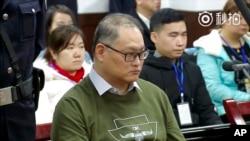 这张照片来自于2017年11月28日发布的一段视频,当时在湖南省岳阳市岳阳市中级人民法院,台湾人权活动人士李明哲在法庭受审。