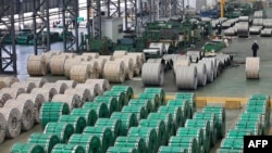 资料照片:中国江苏省南通市一家工厂内的钢卷。(2022年3月1日)