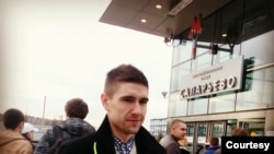 位于加州洛杉矶的俄罗斯记者维塔利·阿塔耶夫·特罗申2017年回莫斯科时在莫斯科的一个地铁站附近散发他的《新莫斯科》报。(照片由特罗申提供。)