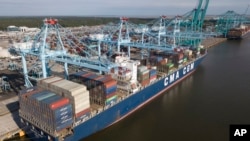 资料照片:一艘涉及中美贸易的货轮正在佛吉尼亚州诺福克国际港口卸货。(2019年5月10日)