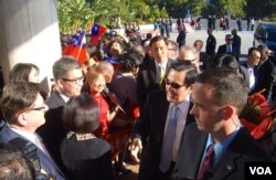 马英九(戴墨镜)受到洛杉矶侨民热烈欢迎(美国之音国符拍摄)