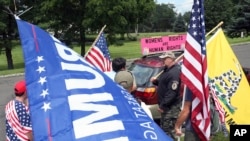 在新泽西贝德敏斯特的川普的高尔夫球场附近,他的支持者和反对者相遇(2017年7月15日)