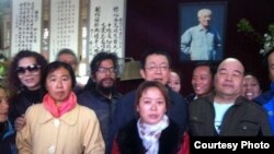 清明节北京民众到赵紫阳家祭拜。(民生观察)