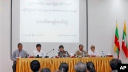 ရခိုင်ပြည်နယ် ပဋိပက္ခများ စုံစမ်းရေးကော်မရှင်မှ ဧပြီလ ၂၉ ရက်၊ ၂၀၁၃ ခုနှစ်က ရန်ကုန်မှာ သတင်းစာရှင်းလင်းပွဲ ပြုလုပ်နေစဉ်။