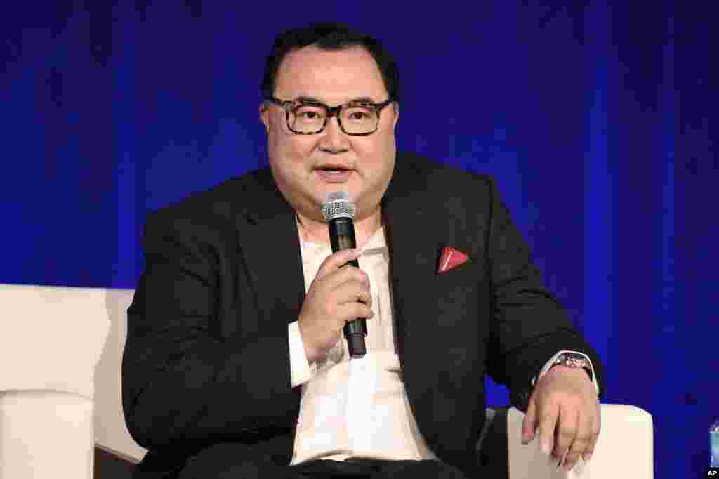 阳光七星娱乐媒体集团领导人吴征在美国电影市场中国会议上讲话(2016年11月3日)。 郭文贵称吴征是中国情报机关在国外培养的间谍,曾经给他打电话要他出钱以便让博讯网删除文章。郭文贵还播放了据说是吴征的电话录音。