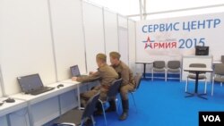 2015年莫斯科武器防务展中,工作人员操纵相关电脑监控设备。
