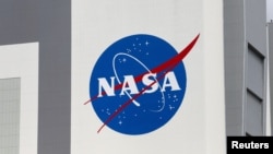 资料照片:佛罗里达州卡纳维拉尔角肯尼迪太空中心的NASA标识。