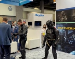 澳大利亚Chiron Global Tech公司在美国陆军协会武器展展示智能防护盔甲(2021年10月12日,美国之音许宁摄影)