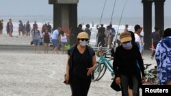 Florida ရှိ Jacksonville ကမ်းခြေတခုတွင် အပန်းဖြေသူများကို တွေ့ရစဉ်