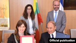 အစ္စရေး ဒုတိယ နိုင်ငံခြားရေးဝန်ကြီး Tzipi Hotovely က သူ့တွစ်တာမှာ ကြေညာခဲ့သလို အစ္စရေးနိုင်ငံဆိုင်ရာ မြန်မာသံအမတ်ကြီး ဦးမောင်မောင်လင်း တို့ အစ္စရေးနဲ့မြန်မာတို့ ပညာရေးပူးပေါင်းဆောင်ရွက်မှှုသဘောတူညီချက်တရပ်ကို တနင်္လာနေ့က အစ္စရေးနိုင်ငံမှာ လက်မှတ်ရေးထိုးနေစဉ်