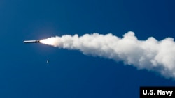 资料照:美军阿利伯克级导弹驱逐舰在实弹演习中发射一枚战斧巡航导弹(2018 年9月18日)