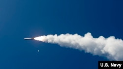 美国一艘驱逐舰2018年9月18日在菲律宾海举行的演习中发射的战斧巡航导弹。