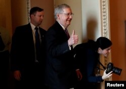 参议院多数党领袖麦康奈尔在国会山对记者讲话。(2018年1月22日)