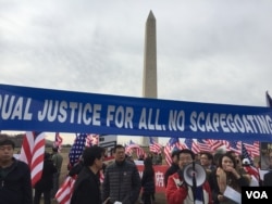 星期六上午数百华人在华盛顿纪念碑前集会,声援纽约华裔警员梁彼得(照片由集会组织者新亚裔领袖团体提供)。