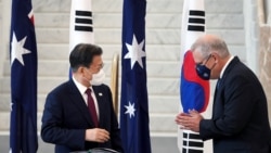 韩国总统文在寅2021年12月13日访问堪培拉时受到澳大利亚总理莫里森的接待(路透社)