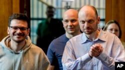 Звільнені російські в’язні Ілля Яшин, Андрій Пивоваров і Володимир Кара-Мурза під час прес-конференції в Бонні, Німеччина, 2 серпня 2024 року. AP Photo/Michael Probst