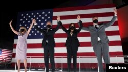 美国前副总统拜登(左二)2020年8月20日在民主党全国代表大会上正式接受提名竞选总统(路透社)