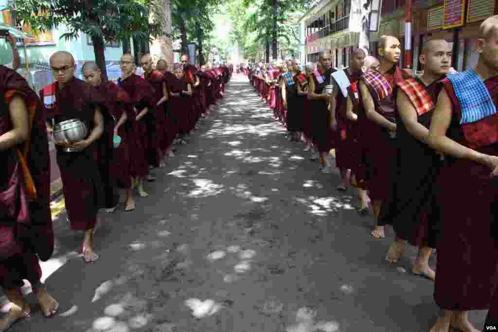 မန္တလေးမြို့ အထင်ကရ မဟာဂန္ဓာရုံ ကျောင်းတိုက်ကြီးရဲ့ ကိုဗစ်ကာလမြင်ကွင်း။ (သြဂုတ် ၂၈၊ ၂၀၂၀)